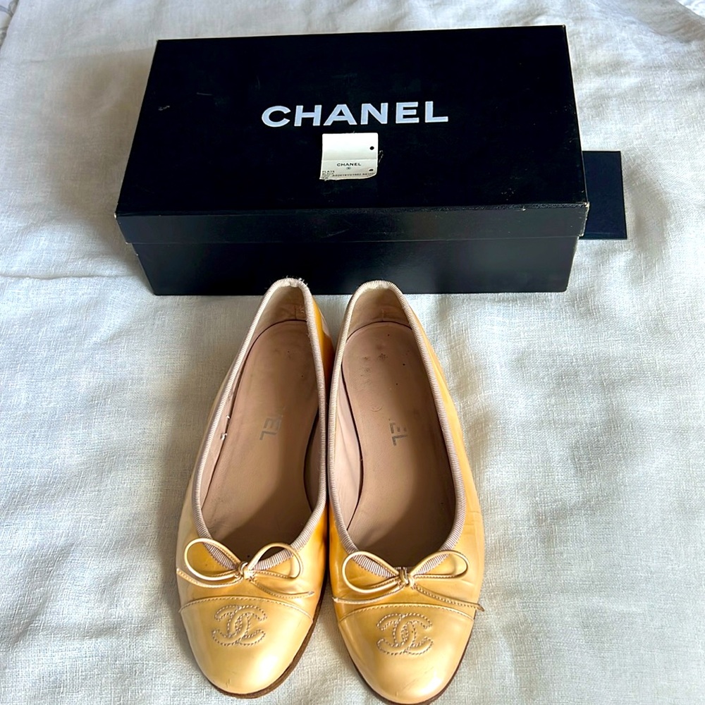 Authentic CHANEL flats! Size 36.5 comes with original Chanel box.